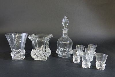 un grand nombre d'objets en verre posés sur une table