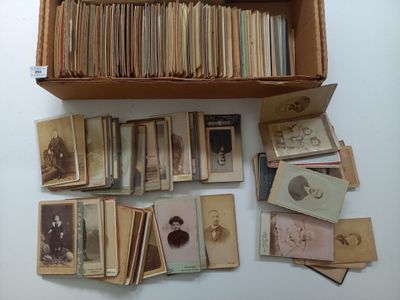 beaucoup de vieilles photos dans une boîte sur la table