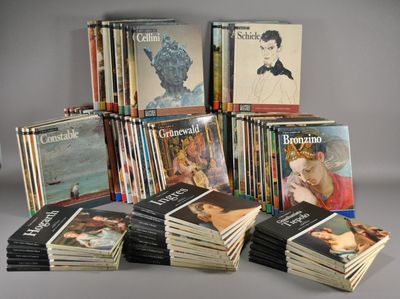 plusieurs livres empilés sur une table