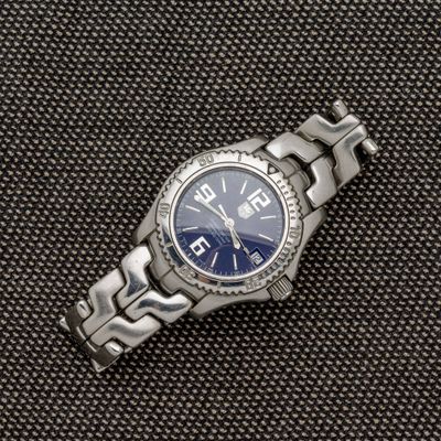gros plan d'une montre sur fond noir