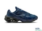 un gros plan d'une chaussure bleue sur fond blanc