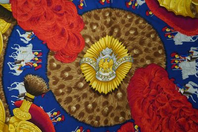 HERMÈS PARIS Carré 90 en twill de soie "Casques et Plumets",…