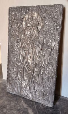 une vieille plaque métallique sur laquelle figure le portrait d'un homme et d'une femme