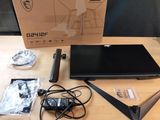 un ordinateur portable posé sur une table à côté d'une boîte