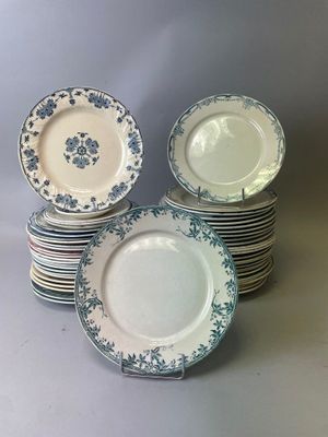 plusieurs assiettes empilées sur une table