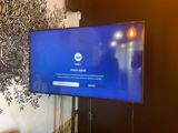 une télévision à écran plat accrochée au mur dans un salon