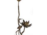 une image représentant une statue en bronze d'un oiseau et d'une fleur