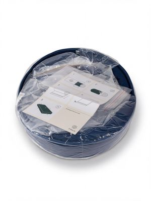 un plateau en plastique contenant un tas de cartes