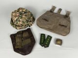 un petit sac et quelques objets posés sur une table