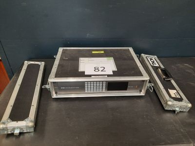 une photo d'un boîtier métallique posé sur une table