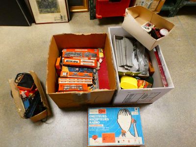 une boîte remplie de livres et d'autres objets posée par terre