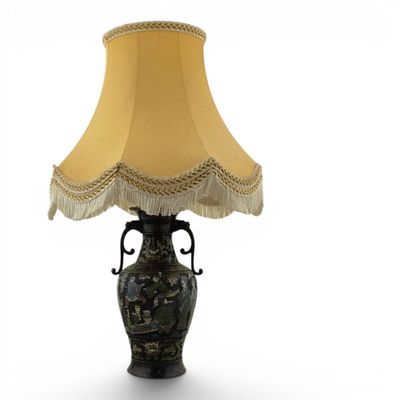 une lampe posée sur une table