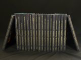 une pile de livres superposés sur une table