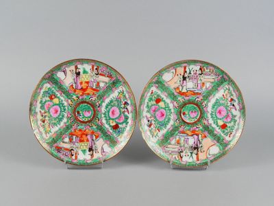 paire d'assiettes chinoises de style « famille » ornées de personnages et de fleurs