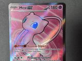 gros plan d'une carte pokemon sur une table