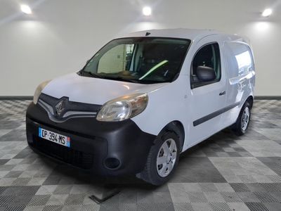 la photo d'une camionnette blanche garée dans un garage
