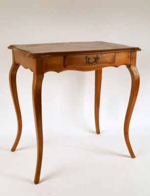 une petite table en bois surmontée d'un tiroir
