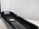 un bateau noir posé sur une table blanche