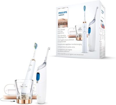 une boîte de brosses à dents et un verre d'eau