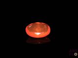 gros plan d'un diamant orange sur une surface noire