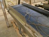 une image d'une machine qui travaille sur une pièce de métal