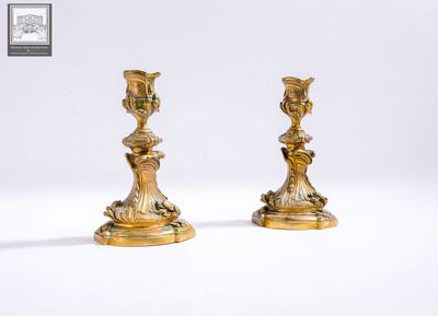paire de chandeliers anciens en laiton sur fond blanc