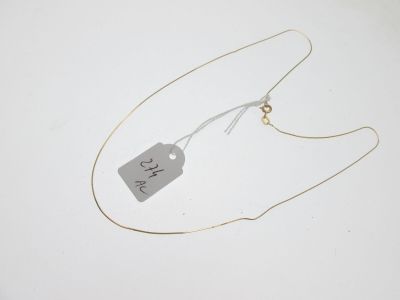 une photo d'un collier sur lequel est accrochée une étiquette de prix