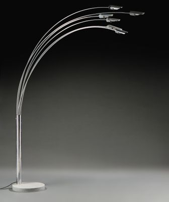 un gros plan d'une lampe sur un pied, avec un fond noir