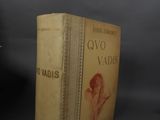 un vieux livre posé sur une table à côté d'un fond noir