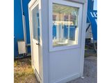 des toilettes portables blanches posées devant un mur bleu