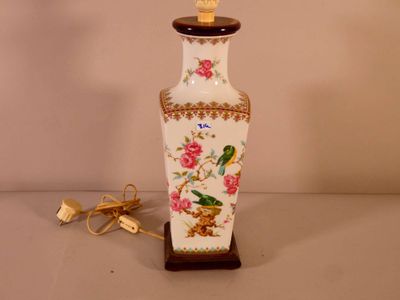 une lampe posée sur une table à côté d'une paire de ciseaux