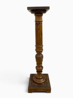 Colonne sellette en noyer mouluré et sculpté à décor cannelé… (photo 2)