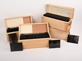 trois boîtes en bois contenant des papiers noirs et blancs