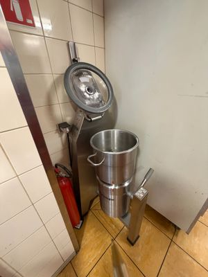 une photo d'une cuisine professionnelle équipée d'un mixeur en acier inoxydable