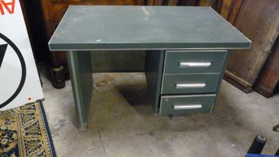 un bureau vert à trois tiroirs avec une pancarte