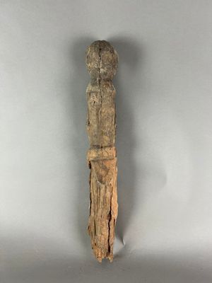 une vieille statue en bois d'un homme avec un chapeau sur la tête