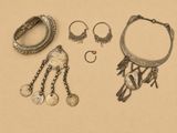 beaucoup de bijoux posés sur la table