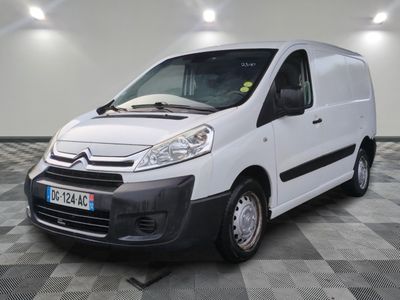 la camionnette blanche est garée sur le sol en damier d'une pièce