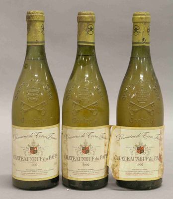 trois bouteilles de vin posées l'une à côté de l'autre sur une table
