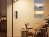 une image d'un salon avec un canapé et une lampe