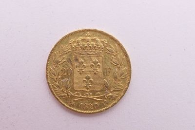 gros plan d'une pièce d'or sur une surface blanche