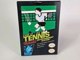 une vieille boîte de jeu Nintendo sur laquelle figure un joueur de tennis