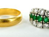 deux bagues en or serties d'émeraudes et de diamants sur un fond blanc