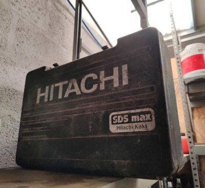 une valise posée sur une étagère