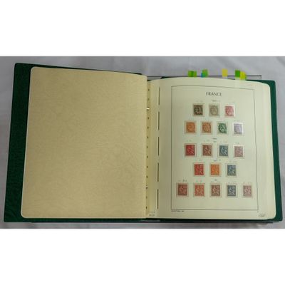 un livre ouvert avec des timbres, posé sur une table