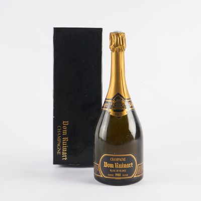 une bouteille de champagne devant une boîte noire