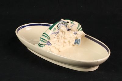 une petite assiette blanche sur laquelle est représenté un poisson bleu et blanc