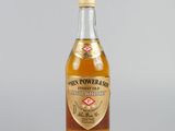 une image représentant une bouteille d'alcool à l'étiquette dorée posée sur une surface grise