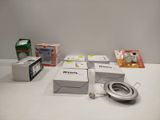 plusieurs boîtes contenant différents types d'appareils électroniques posées sur une table
