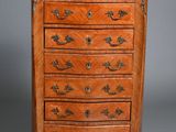 une commode ancienne avec dessus en marbre